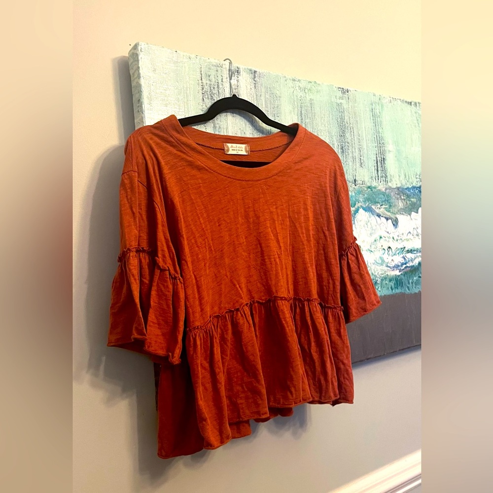 Loose fit, ruffled Altar’d State shirt sleeve tee in Rust, size M